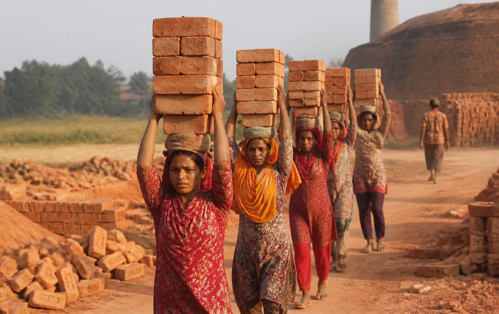 ভাটায় শ্রমিকরা ইট বহন করছেন